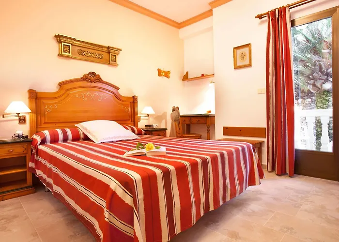 Rosa Hotell 3*